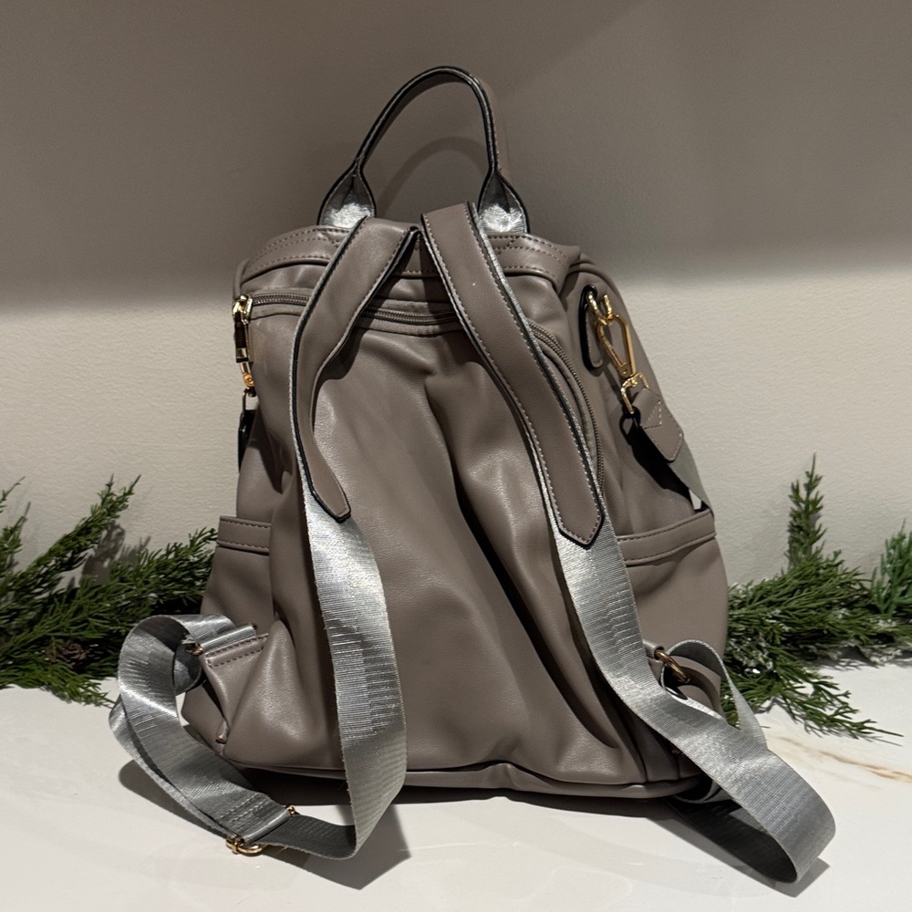 Chic Gray Leather Backpack By Cluci - image 4